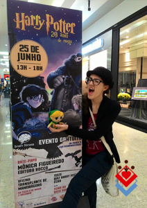 Foto ao lado do cartaz do evento